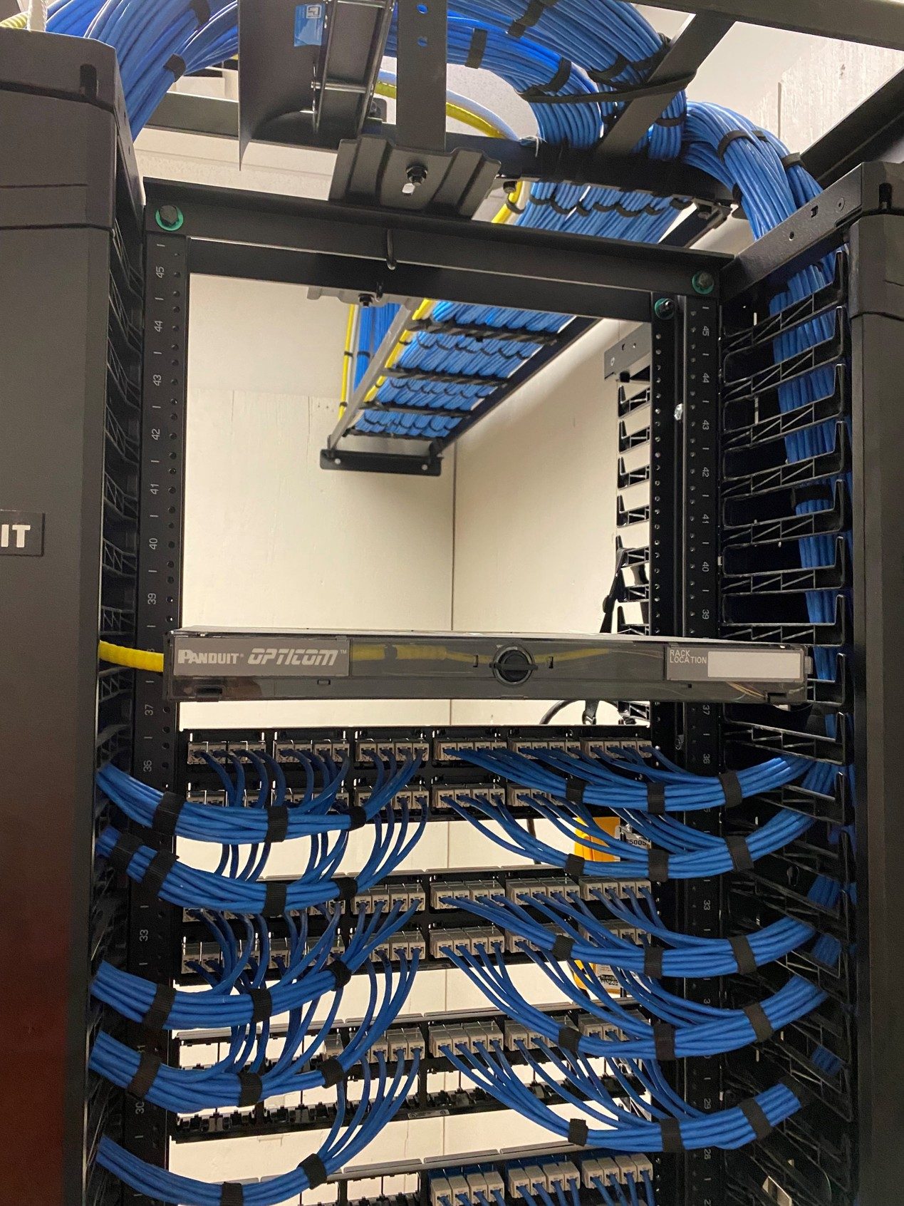 Structured cabling panel and cable management